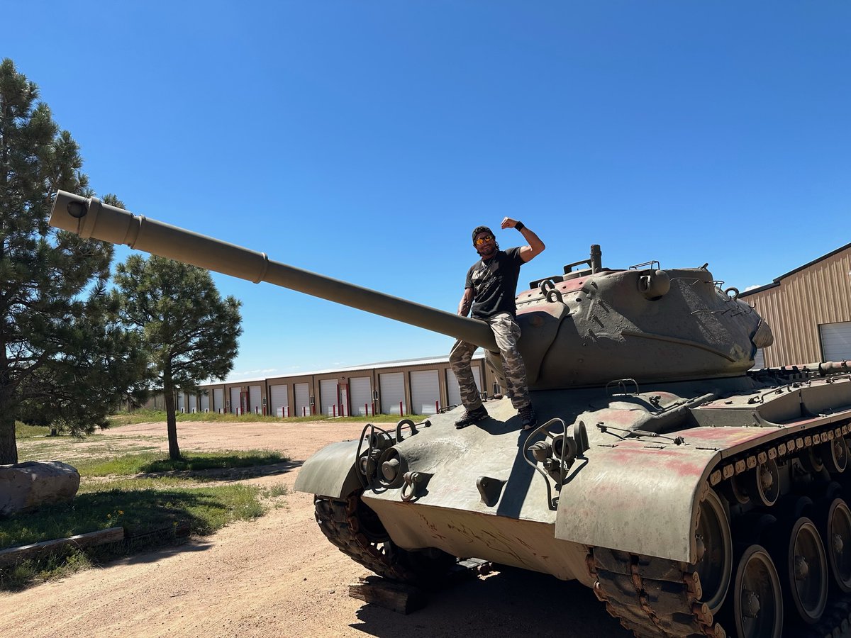 tommygunnxxx's tweet photo. I'm the king of the world 💪 #Tuesday #tuesdaymood #bigtank #strongguy #letsgo https://t.co/mNU2y5uHs6