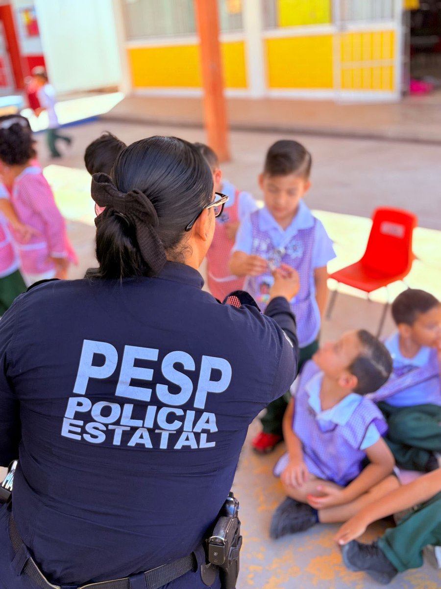 SonoraSeguridad's tweet photo. Suma Policía Estatal más de 500 niñas y niños Promotores por la Paz durante pláticas preventivas impartidas por la División de Proximidad Ciudadana en escuelas de las colonias Nuevo Hermosillo, Terranova, Altares y Cuauhtémoc de #Hermosillo 

#SSPSonora https://t.co/tn6Eh62SRC