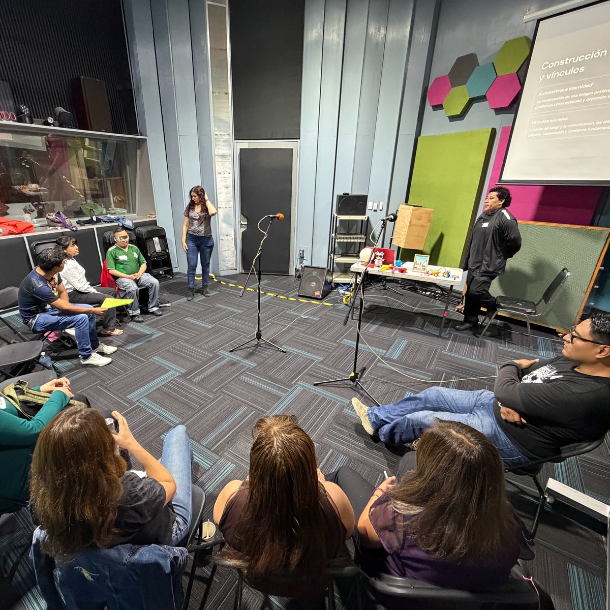 Bienal_Radio's tweet photo. ¡La creatividad está presente en la #XVBienalDeRadio!

Comenzó el taller Voces que siembran futuro👧🏽 en el que @AnaLunaRadio y @rayohernandez23 guiaron a los participantes en la creación de contenidos dirigidos a las infancias, donde las voces de niñas y niños sean escuchadas📻✨ https://t.co/6lkqpIzrxA