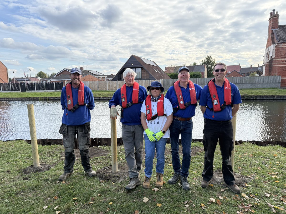 pauldavidtonge's tweet photo. The South Yorkshire Taskforce team have installed a barrier along the Stainforth &amp; Keadby Canal after previous flooding from the River Don caused erosion.

This barrier now helps protect the public while we await further remedial work. 

Thanks to all involved! 

@CRTYorkshireNE https://t.co/Q1H60V3cxa