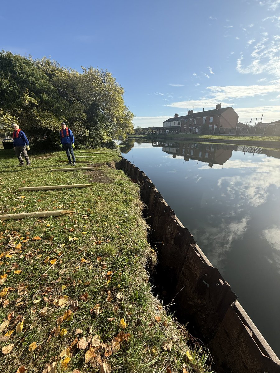 pauldavidtonge's tweet photo. The South Yorkshire Taskforce team have installed a barrier along the Stainforth &amp; Keadby Canal after previous flooding from the River Don caused erosion.

This barrier now helps protect the public while we await further remedial work. 

Thanks to all involved! 

@CRTYorkshireNE https://t.co/Q1H60V3cxa