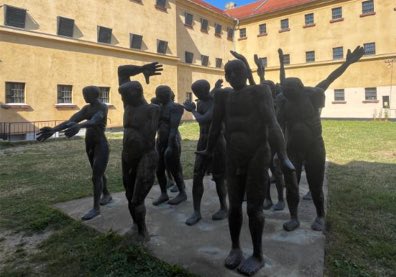 🚨 🎓 Le programme complet des JE que nous organisons avec L. Raskin les jeudi 6 et vendredi 7 novembre sur le thème :

👉 "Carcéralité(s) politique(s) en Europe centrale, orientale et balkanique (XXe-XXIe siècles)".

Est à découvrir ici ➡️ inalco.fr/evenements/car…