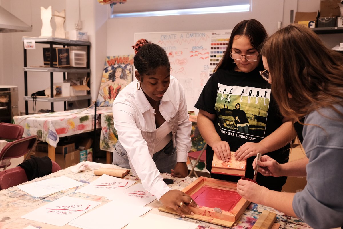 SaginawArt's tweet photo. What an honor to host morning and afternoon sessions of the Saginaw Career Complex SCC Graphic Arts at the museum. Its wonderful to host our next generation of artists!
#artsforall #saginawmichigan #saginawartmuseum #art https://t.co/clhEAFamw9