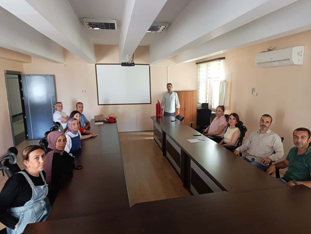 İş Sağlığı ve Güvenliği Kanunu kapsamında; işyerlerinde güvenli çalışma ortamlarının oluşturulması ve çalışanların iş sağlığı ve güvenliği konularında bilinçlendirilmesi amacıyla, Müdürlüğümüz personellerine İş Sağlığı ve Güvenliği Eğitimi düzenlendi.
<a href="/diyarbakir_nvi/">Diyarbakır İl Nüfus ve Vatandaşlık Müdürlüğü</a>