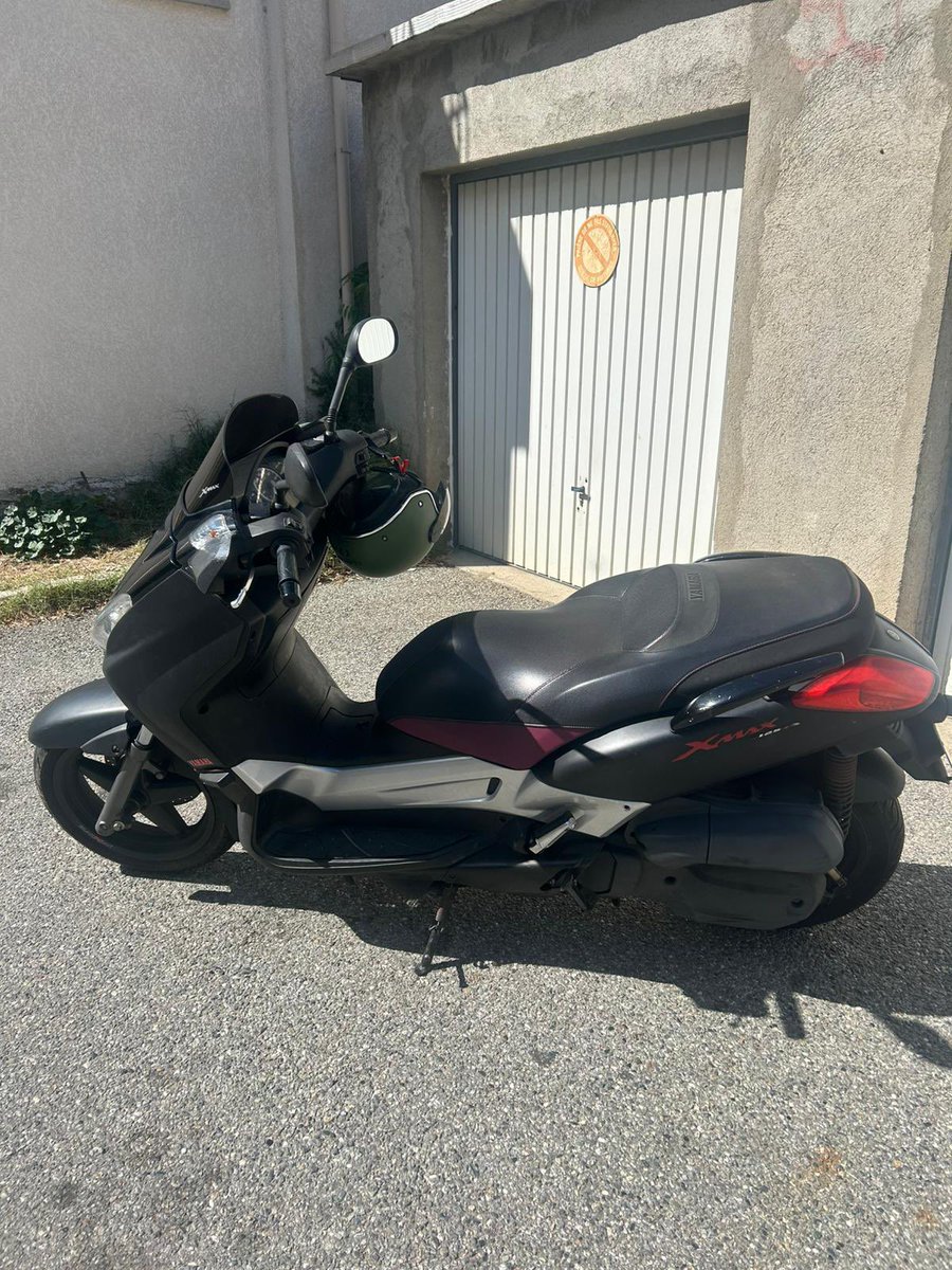 Bonsoir Twitter!
Ce scooter Yamaha 125 boîte automatique est en vente, rien à prévoir dessus, révision ✅ 
pneus ✅
CT ✅ 
27000 km

RT appréciés et contact en DM