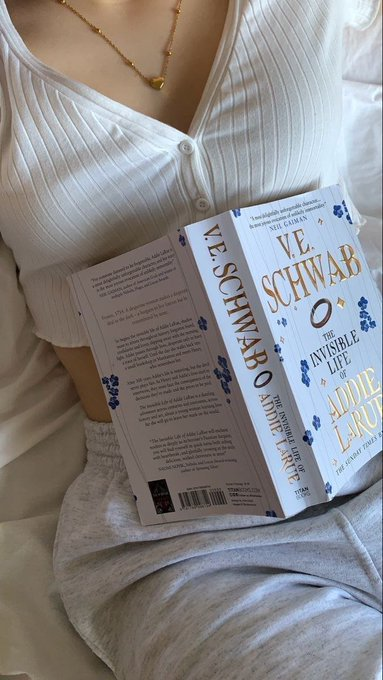 shahadalmut's tweet photo. My happy place is between the pages of a book. https://t.co/pTctRdje2y