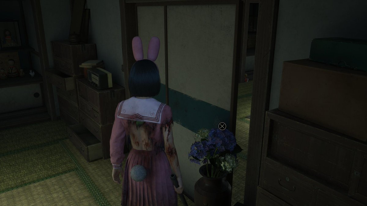 kuroketta's tweet photo. ⚠️ silent hill f spoilers

in hinako’s house there’s this room that could be symbolizing marriage, where we can see another identical room blocked by a flower vase.
but if look carefully, you can see hinako’s doll is there. https://t.co/4cKVVtpDCX