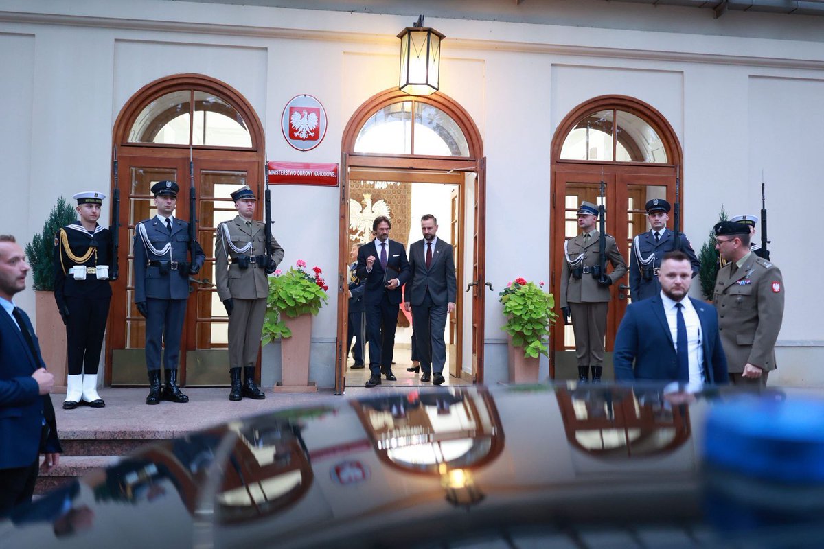 Budowa muru antydronowego, współpraca zbrojeniowa i rozwój zdolności przemysłów obronnych - te tematy poruszyłem wieczorem podczas rozmowy z wicepremierem, ministrem obrony Słowacji  🇸🇰Robertem Kaliniakiem. Dobra współpraca w regionie i sprawdzeni sojusznicy to gwarancja naszej