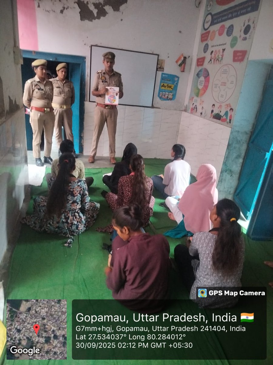 ShoPsTadiyawan's tweet photo. मिशन शक्ति फेज 5.0 के तहत कस्बा गोपामऊ थाना टड़ियावां क्षेत्र में कोचिंग सेंटर में छात्राओं को मिशन शक्ति 5.0 के संब���ध में जागरूक किया गया। विभिन्न हेल्पलाइन नंबरों के बारे में जानकारी दी गई। साथ ही महिलाओं के लिए सरकार द्वारा चलाई जा रही कल्याणकारी योजनाओं के बारे में जानकारी दी https://t.co/0TPrgRZAyF