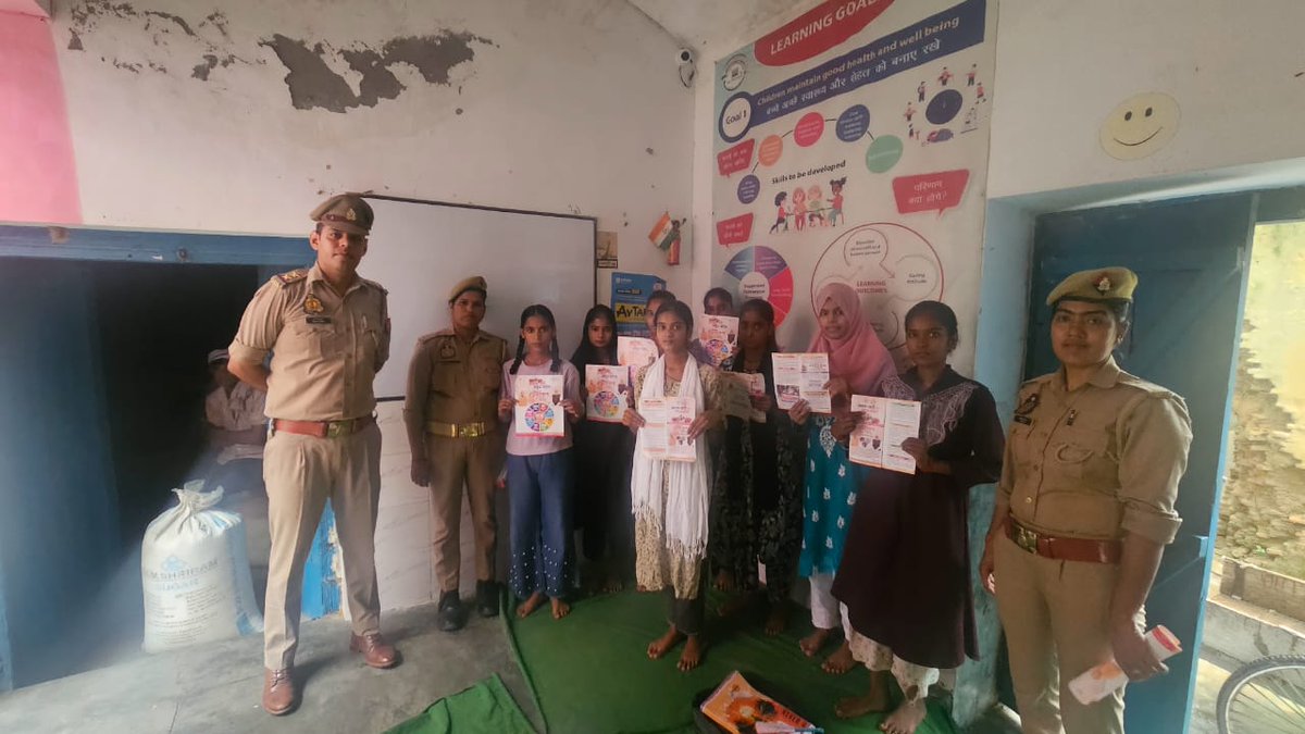 ShoPsTadiyawan's tweet photo. मिशन शक्ति फेज 5.0 के तहत कस्बा गोपामऊ थाना टड़ियावां क्षेत्र में कोचिंग सेंटर में छात्राओं को मिशन शक्ति 5.0 के संब���ध में जागरूक किया गया। विभिन्न हेल्पलाइन नंबरों के बारे में जानकारी दी गई। साथ ही महिलाओं के लिए सरकार द्वारा चलाई जा रही कल्याणकारी योजनाओं के बारे में जानकारी दी https://t.co/0TPrgRZAyF