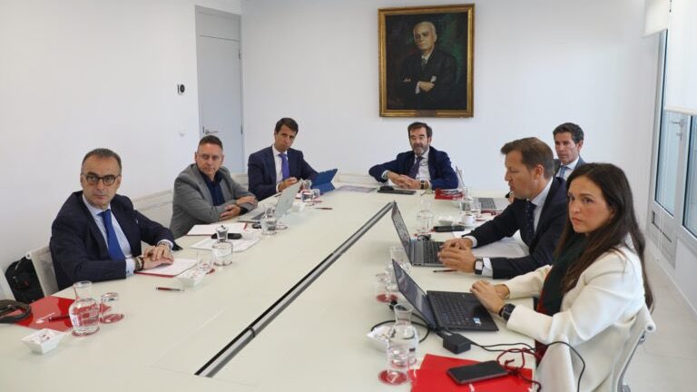 "La <a href="/Abogacia_es/">Abogacía Española</a> y los Registradores avanzan en la implementación del convenio para impulsar el acceso digital y el cumplimiento de la normativa mercantil".
Vía <a href="/LawAndTrends/">LawAndTrends💙💛</a> 

lawandtrends.com/noticias/aboga…