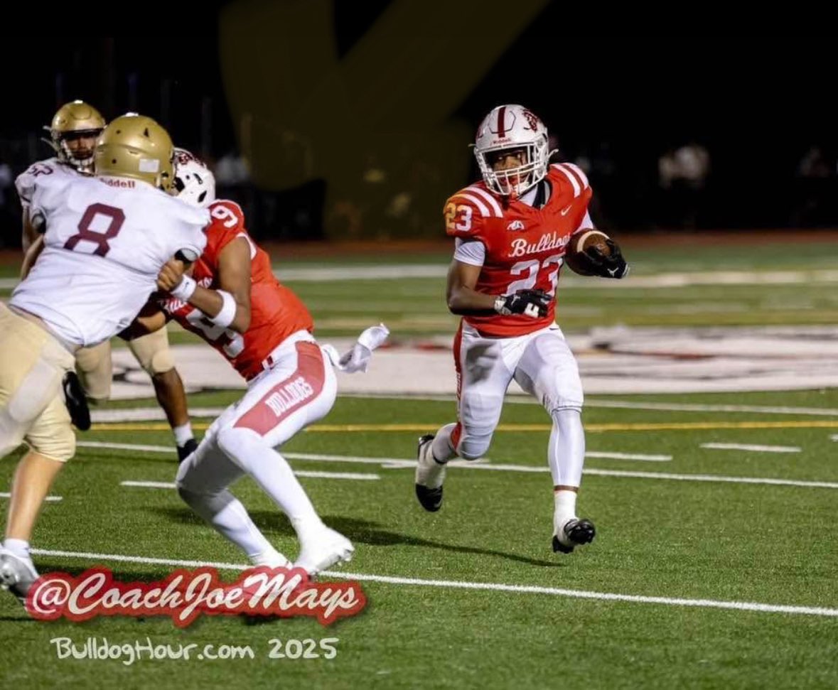 pigskin_play's tweet photo. @MasonYoung009 isn’t just a great quarterback, he’s a complete player willing to go the extra mile for his team &amp; leads by example in every phase of the game. @WilsonBulldogs is lucky to have a versatile, hard-working athlete fronting their program this year, who’s next?  🚨 https://t.co/vmC7f1dA3h