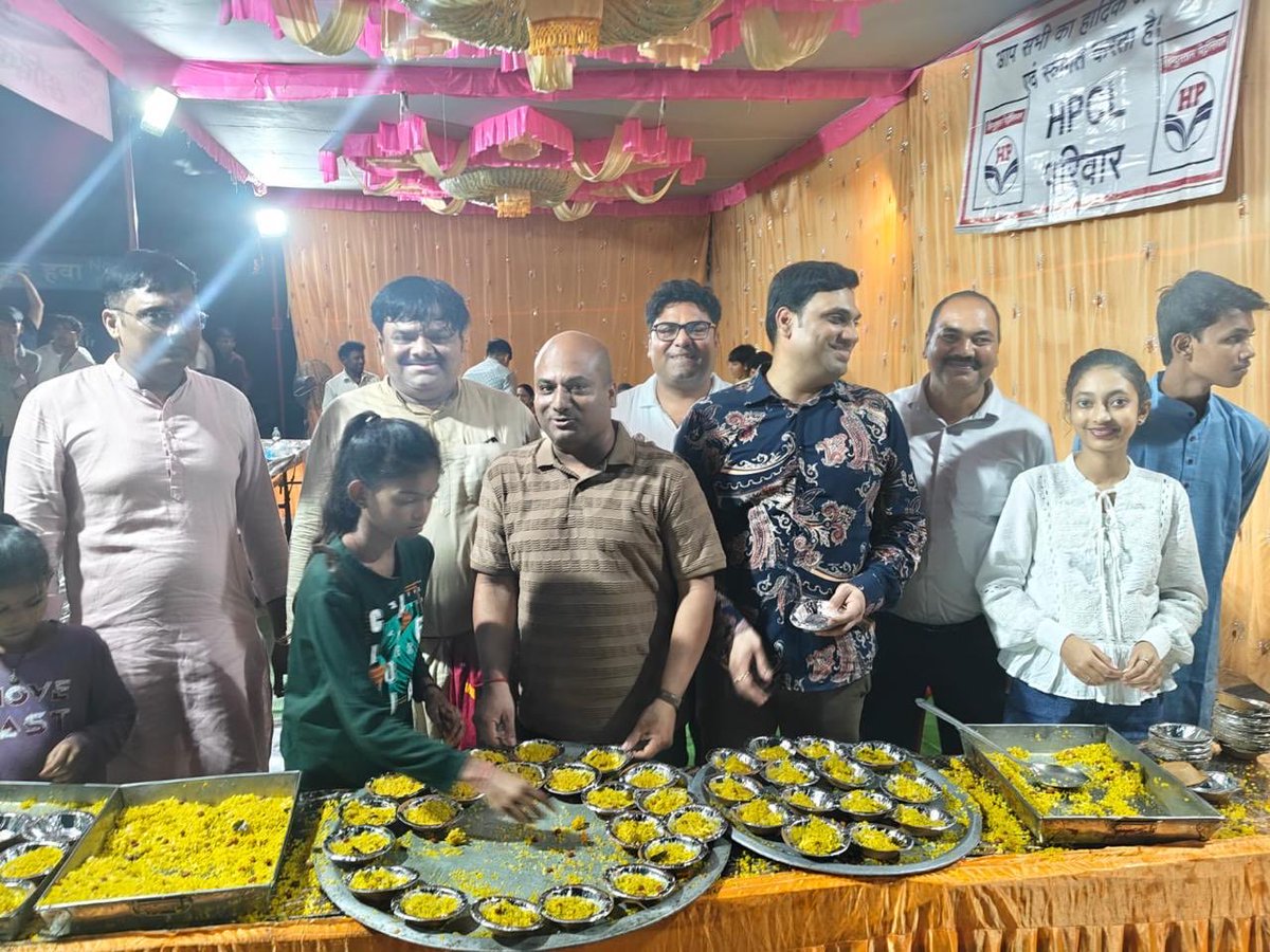 HPCL_Bilaspur's tweet photo. On #Mahasaptami, HPCL Bilaspur &amp; our dealer partners organized a grand Bhandara at Ratanpur Mahamaya Mandir. 🌸
Serving devotees in the spirit of Seva reaffirmed our values of community, culture &amp; compassion. 🙏 Thanks to Satyaji.

#HPCL #ServiceWithPurpose https://t.co/VmSMTe8V3G