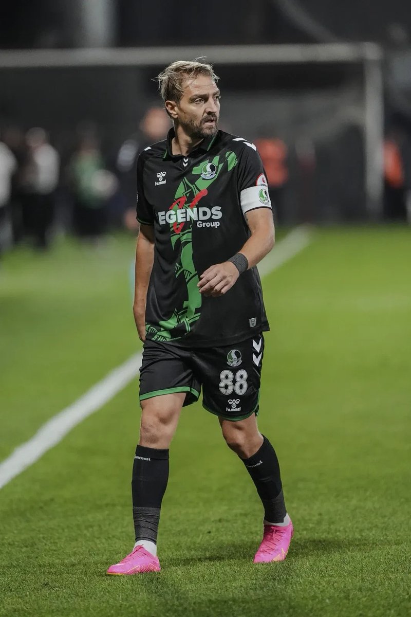 🗣️PFDK kararları açıklandı. Pendik maçında takım arkadaşı Burak Altıparmak'a tokat atarak kırmızı kart gören Caner Erkin'e 4, kırmızı sonrasında hakemlere itirazı nedeniyle 2 olmak üzere toplam 6 maç ceza verildi. 

❌Sivasspor maçında forma giyemeyen Erkin'in 5 maçlık cezası