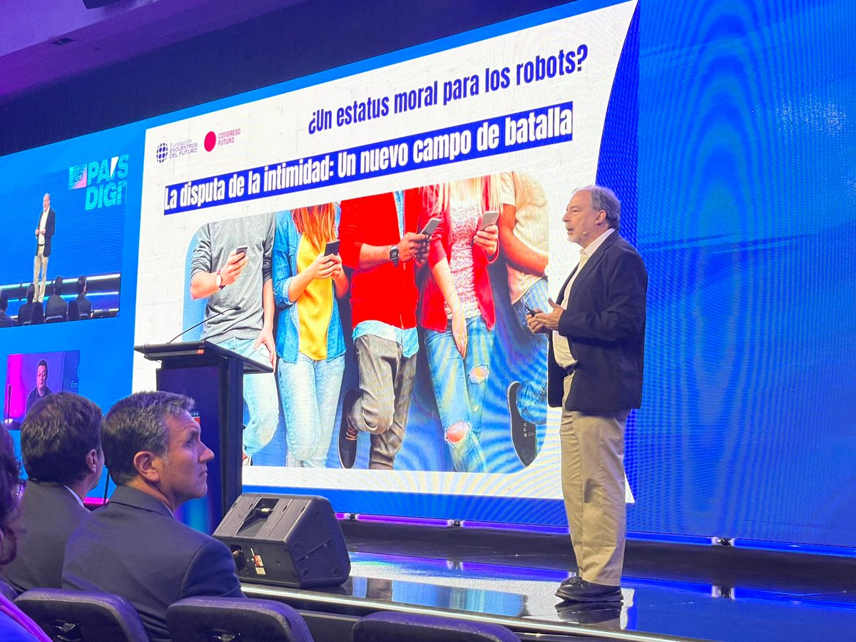 Barbysanti's tweet photo. “Vamos a entrar a una nueva era, una era de aceleracionismo para la cual los cerebros humanos no estamos preparados.” — Guido Girardi, VP Ejecutivo @congresofuturo en el #SummitPaísDigital @fpaisdigital.

La pregunta no es si viene, sino cómo nos adaptamos a su vértigo. ⚡🧠 https://t.co/zmEeP2Zqgd