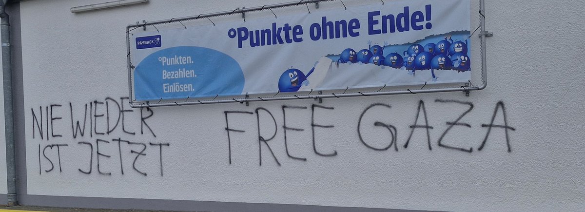 Eine Schande in unseren knapp 2,5k Seelendorf. Warum buchen diese Leute sich nicht einfach einen Flug nach Gaza und gehen für das, was sie da hinschmieren an die Front, anstatt zu vandalieren? Und dabei war es bei uns bisher so schön friedlich. Einfach ekelhaft!