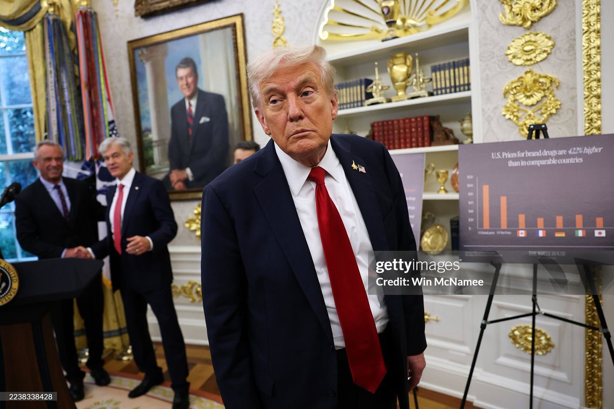 dexter_doggie's tweet image. The last week or so, Trump&apos;s looked particularly out of it: tired, dispirited, droopy, eyes barely open. More health problems? #TrumpIsUnwell #TrumpIsUnfit