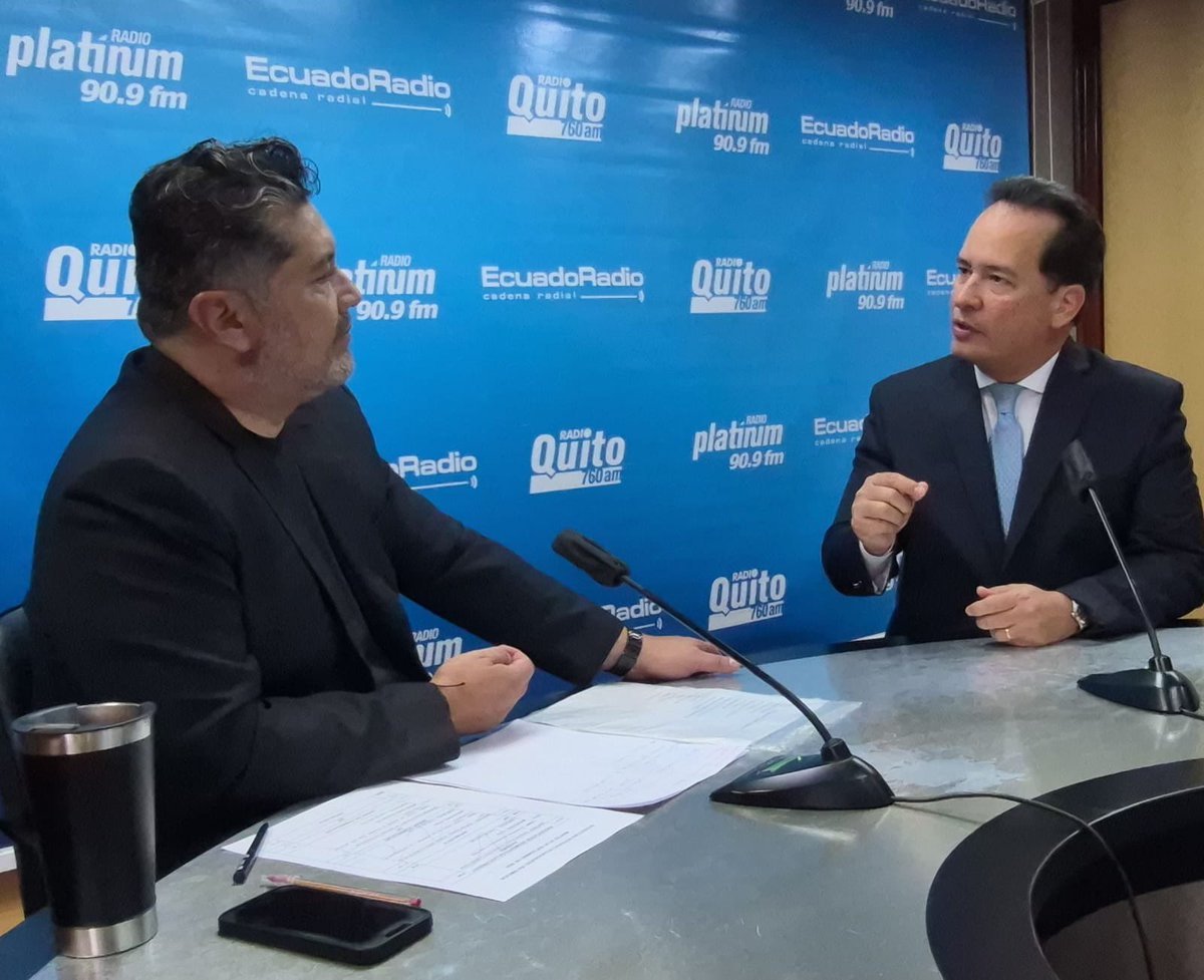 Constitución no es listado de deseos, ni plan de gobierno, peor una colección de reglamentos. Es una declaración de principios, consagra derechos y la forma en que se organiza el Estado, el estatuto del Poder. 

Constituyente debe ser el órgano de deliberación democrática, sin