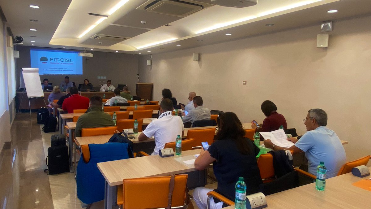 FitCisl's tweet photo. #30settembre ✈️ Riunita oggi presso il Centro Studi Fit-Cisl l’area contrattuale del #trasportoaereo della @FitCisl.

📌 Tra i numerosi temi affrontati:
•l’analisi della situazione attuale del comparto
•il riordino del sistema aeroportuale e la mancata attuazione del Piano Nazionale Aeroporti
•approfondimento sui temi contrattuali e apertura trattative per il rinnovo di diverse sezioni del Ccnl del Trasporto Aereo, in particolare: Catering e Handling 
•analisi e possibili soluzioni per tutelare i lavoratori Alitalia in Amministrazione Straordinaria, attualmente in Cassa integrazione; 
•prossime azioni strategiche per la salvaguardia dell' #occupazione e il rilancio del sistema del trasporto aereo italiano
🎯Un confronto importante per costruire insieme un futuro solido per il settore, mettendo al centro lavoro di qualità, #sicurezza e #diritti.