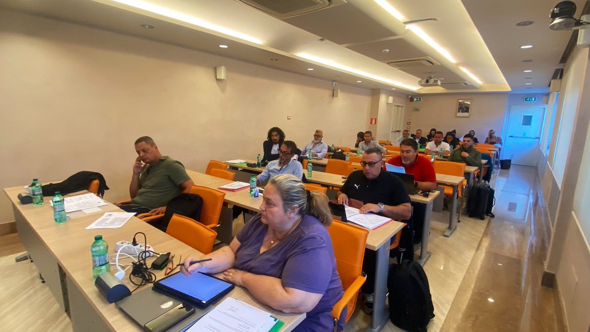 FitCisl's tweet photo. #30settembre ✈️ Riunita oggi presso il Centro Studi Fit-Cisl l’area contrattuale del #trasportoaereo della @FitCisl.

📌 Tra i numerosi temi affrontati:
•l’analisi della situazione attuale del comparto
•il riordino del sistema aeroportuale e la mancata attuazione del Piano Nazionale Aeroporti
•approfondimento sui temi contrattuali e apertura trattative per il rinnovo di diverse sezioni del Ccnl del Trasporto Aereo, in particolare: Catering e Handling 
•analisi e possibili soluzioni per tutelare i lavoratori Alitalia in Amministrazione Straordinaria, attualmente in Cassa integrazione; 
•prossime azioni strategiche per la salvaguardia dell' #occupazione e il rilancio del sistema del trasporto aereo italiano
🎯Un confronto importante per costruire insieme un futuro solido per il settore, mettendo al centro lavoro di qualità, #sicurezza e #diritti.
