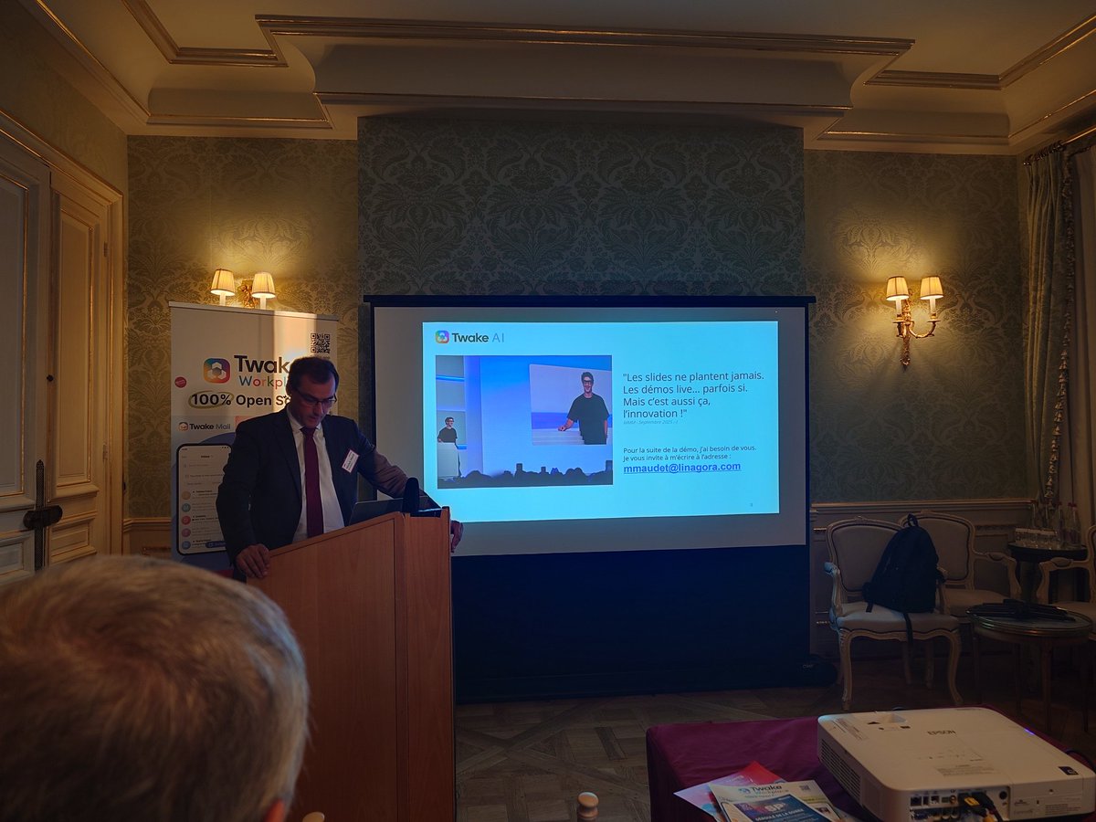 PascalVilarem's tweet image. Suite de #ospro @mmaudet fait une démo live de #TwakeAI...
Il propose à l&apos;audience de lui envoyer des messages live... 
#OpenSiurcePro