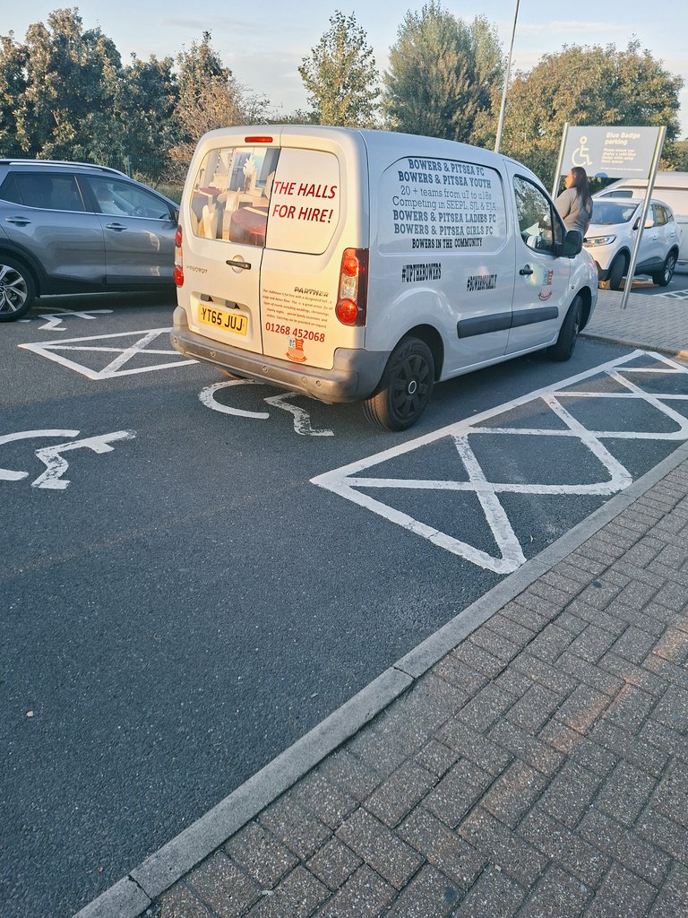 It's bowers in the community alright 🤔 <a href="/Bowerspitseafc/">Bowers & Pitsea FC</a> #upthebowers down the rest of you clearly