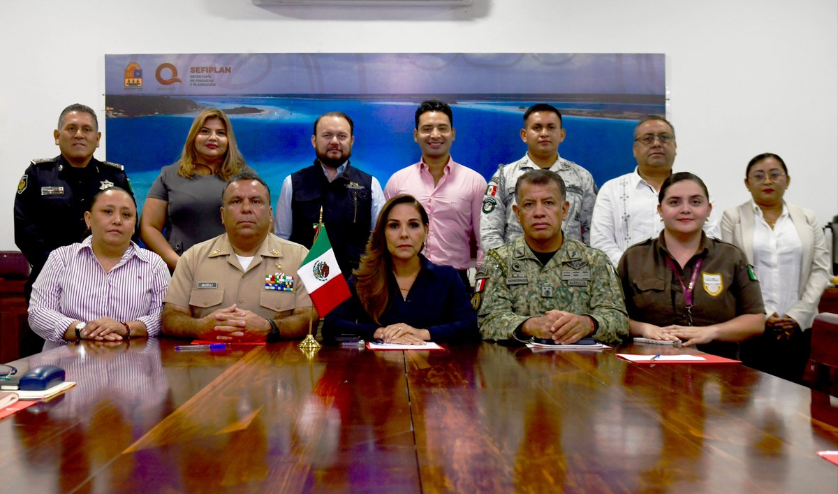 MaraLezama's tweet photo. Nos reunimos con las y los integrantes de la Mesa de Seguridad, como todos los días, para continuar coordinando las acciones, estrategias y operativos para la construcción de paz en #QuintanaRoo. De la mano con los tres órdenes de gobierno, reafirmamos nuestro compromiso de trabajar unidos por la seguridad, tranquilidad y bienestar de todas y todos.