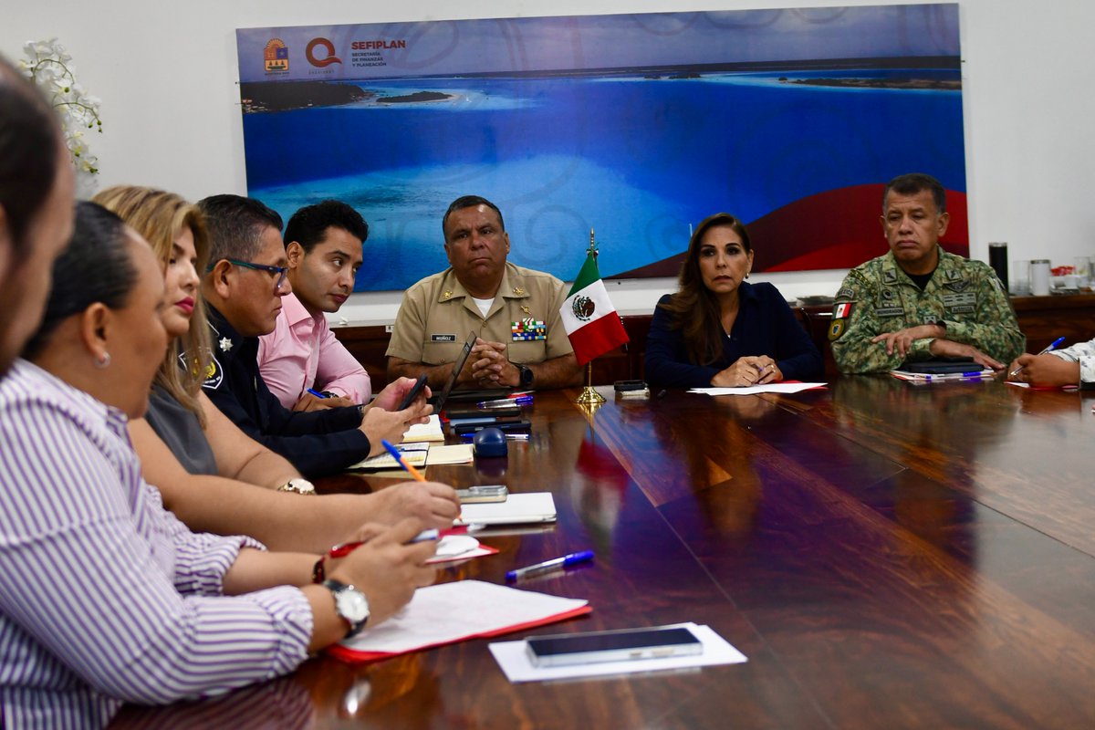 MaraLezama's tweet photo. Nos reunimos con las y los integrantes de la Mesa de Seguridad, como todos los días, para continuar coordinando las acciones, estrategias y operativos para la construcción de paz en #QuintanaRoo. De la mano con los tres órdenes de gobierno, reafirmamos nuestro compromiso de trabajar unidos por la seguridad, tranquilidad y bienestar de todas y todos.
