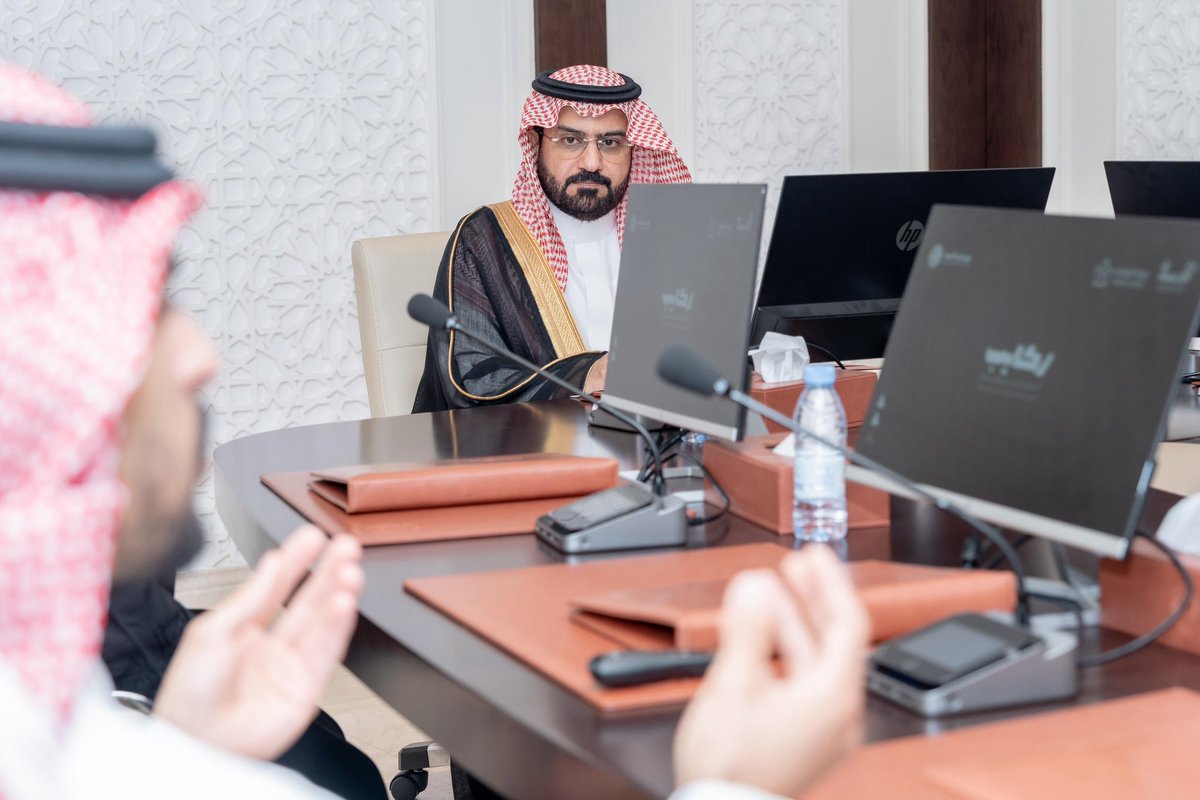 ahmedaljassim00's tweet photo. بدعم واهتمام صاحب السمو الملكي الأمير #سعود_بن_طلال بن بدر محافظ #الأحساء ، للمبادرات الثقافية والتاريخية التي تسهم في تعزيز الهوية الوطنية وتنشيط السياحة المحلية، اطلع سعادة وكيل محافظة الأحساء الأستاذ معاذ بن إبراهيم الجعفري، بمقر المحافظة ، اليوم "الثلاثاء" ، على مبادرة “ركايب”، التي تنظمها جمعية المشي والجري بالأحساء، وذلك قبل إطلاق المبادرة رسميًا.

جاء ذلك خلال استقبال سعادته لرئيس مجلس إدارة الجمعية الأستاذة أماني بنت أحمد العمير، يرافقها مديرة برنامج “ركايب” الأستاذة فيّ بنت عبد العزيز الدوغان والأستاذ عبدالباري المخايطة ، حيث استعرضت الجمعية أهداف المبادرة ومكوناتها الثقافية والمجتمعية، وأهميتها في إبراز التراث الوطني.

وقد أشاد سعادة وكيل المحافظة خلال اللقاء بالمبادرة، مؤكدًا أن هذا النوع من المبادرات يحظى بدعم واهتمام مباشر من صاحب السمو الملكي الأمير سعود بن طلال بن بدر، محافظ الأحساء، لما لها من أثر في تعزيز البُعد الثقافي والتاريخي للمحافظة، وتنمية السياحة المجتمعية، وربط الأجيال بتراثهم وهويتهم الوطنية.

وأوضح الجعفري أن توجيهات سمو محافظ الأحساء الدائمة تؤكد على دعم المبادرات النوعية التي تبرز مكانة الأحساء التاريخية والحضارية، مشيدًا بجهود جمعية المشي والجري في إعداد المبادرة وتطوير فكرتها لتكون نموذجًا يُحتذى في الاستفادة من المواقع التراثية.

وأكد سعادته حرص سمو محافظ الأحساء على تعزيز المبادرات الثقافية والتراثية، والتي تسهم في حفظ هويتنا الوطنية وتنشيط السياحة المحلية ، وتأتي مبادرة ‘ركايب’ متناغمة مع أهداف رؤية المملكة 2030، التي تهدف إلى تنمية القطاع السياحي والثقافي، وتعزيز الانتماء الوطني عبر إحياء التراث والتاريخ ، ونسعد ��دعم مثل هذه المبادرات التي تجسد رؤية سمو محافظ الأحساء في الحفاظ على موروثنا وترسيخ مكانة الأحساء كوجهة سياحية وثقافية متميزة على مستوى المملكة.”

وتستعد الجمعية لإطلاق مبادرة “ركايب” في شهر ديسمبر المقبل، بهدف إحياء المسار التجاري التاريخي للعقير، المعتمد من هيئة التراث السعودي، وتحويله إلى تجربة ثقافية حيّة تمزج بين الأصالة والحداثة، من خلال تنظيم مسير خلوي ع��ى امتداد المسار، إضافة إلى فعاليات تحاكي حركة القوافل القديمة، في أجواء تحاكي نمط الحياة التاريخي للمحافظة.

 وتركز المبادرة على إشراك هواة المشي، والهايكينغ، وركوب الجمال، والفروسية، والقطاعات التجارية والتجار ، والمهتمين بالتراث، لتقديم تجربة مجتمعية رياضية تراثية تعزز الانتماء الوطني، وكذلك التجارة بالمحافظة ، وتسهم في تنشيط السياحة الرياضية والثقافية في محافظة الأحساء

وقدمت الأستاذة أماني العمير، رئيسة مجلس إدارة الجمعية، والأستاذة فيّ بنت عبد العزيز الدوغان، مديرة برنامج “ركايب”، شكرهما وتقديرهما لسعادة وكيل المحافظة على اهتمامه ودعمه المستمر لمبادرات الجمعية وأعمالها، مؤكدتين حرص الجمعية على المضي قدمًا في تنفيذ المبادرة بما يخدم تراث الأحساء ويعزز السياحة المجتمعية والثقافية في المحافظة.

وأكدتا أن “ركايب” ستكون منصة متميزة تجمع بين التراث والرياضة والثقافة، وستفتح آفاقًا جديدة لتفاعل المجتمع المحلي والزائرين مع تاريخ المحافظة وأصالتها.