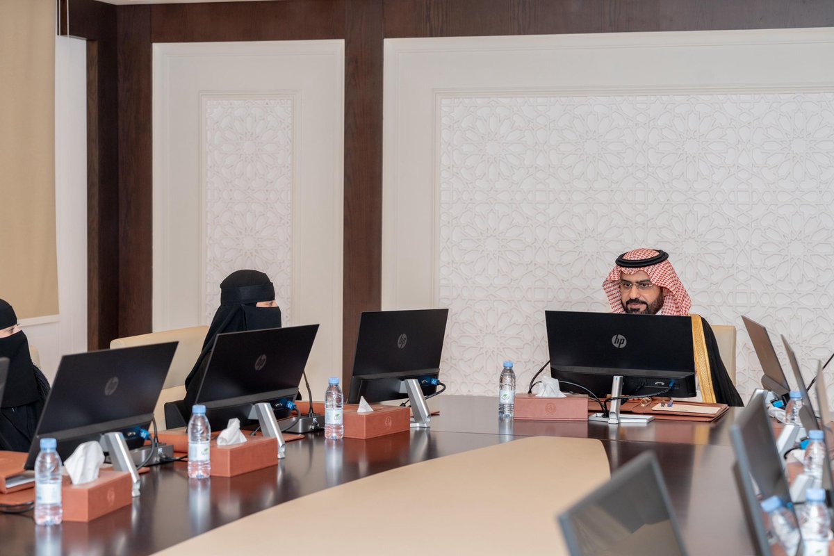 ahmedaljassim00's tweet photo. بدعم واهتمام صاحب السمو الملكي الأمير #سعود_بن_طلال بن بدر محافظ #الأحساء ، للمبادرات الثقافية والتاريخية التي تسهم في تعزيز الهوية الوطنية وتنشيط السياحة المحلية، اطلع سعادة وكيل محافظة الأحساء الأستاذ معاذ بن إبراهيم الجعفري، بمقر المحافظة ، اليوم "الثلاثاء" ، على مبادرة “ركايب”، التي تنظمها جمعية المشي والجري بالأحساء، وذلك قبل إطلاق المبادرة رسميًا.

جاء ذلك خلال استقبال سعادته لرئيس مجلس إدارة الجمعية الأستاذة أماني بنت أحمد العمير، يرافقها مديرة برنامج “ركايب” الأستاذة فيّ بنت عبد العزيز الدوغان والأستاذ عبدالباري المخايطة ، حيث استعرضت الجمعية أهداف المبادرة ومكوناتها الثقافية والمجتمعية، وأهميتها في إبراز التراث الوطني.

وقد أشاد سعادة وكيل المحافظة خلال اللقاء بالمبادرة، مؤكدًا أن هذا النوع من المبادرات يحظى بدعم واهتمام مباشر من صاحب السمو الملكي الأمير سعود بن طلال بن بدر، محافظ الأحساء، لما لها من أثر في تعزيز البُعد الثقافي والتاريخي للمحافظة، وتنمية السياحة المجتمعية، وربط الأجيال بتراثهم وهويتهم الوطنية.

وأوضح الجعفري أن توجيهات سمو محافظ الأحساء الدائمة تؤكد على دعم المبادرات النوعية التي تبرز مكانة الأحساء التاريخية والحضارية، مشيدًا بجهود جمعية المشي والجري في إعداد المبادرة وتطوير فكرتها لتكون نموذجًا يُحتذى في الاستفادة من المواقع التراثية.

وأكد سعادته حرص سمو محافظ الأحساء على تعزيز المبادرات الثقافية والتراثية، والتي تسهم في حفظ هويتنا الوطنية وتنشيط السياحة المحلية ، وتأتي مبادرة ‘ركايب’ متناغمة مع أهداف رؤية المملكة 2030، التي تهدف إلى تنمية القطاع السياحي والثقافي، وتعزيز الانتماء الوطني عبر إحياء التراث والتاريخ ، ونسعد ��دعم مثل هذه المبادرات التي تجسد رؤية سمو محافظ الأحساء في الحفاظ على موروثنا وترسيخ مكانة الأحساء كوجهة سياحية وثقافية متميزة على مستوى المملكة.”

وتستعد الجمعية لإطلاق مبادرة “ركايب” في شهر ديسمبر المقبل، بهدف إحياء المسار التجاري التاريخي للعقير، المعتمد من هيئة التراث السعودي، وتحويله إلى تجربة ثقافية حيّة تمزج بين الأصالة والحداثة، من خلال تنظيم مسير خلوي ع��ى امتداد المسار، إضافة إلى فعاليات تحاكي حركة القوافل القديمة، في أجواء تحاكي نمط الحياة التاريخي للمحافظة.

 وتركز المبادرة على إشراك هواة المشي، والهايكينغ، وركوب الجمال، والفروسية، والقطاعات التجارية والتجار ، والمهتمين بالتراث، لتقديم تجربة مجتمعية رياضية تراثية تعزز الانتماء الوطني، وكذلك التجارة بالمحافظة ، وتسهم في تنشيط السياحة الرياضية والثقافية في محافظة الأحساء

وقدمت الأستاذة أماني العمير، رئيسة مجلس إدارة الجمعية، والأستاذة فيّ بنت عبد العزيز الدوغان، مديرة برنامج “ركايب”، شكرهما وتقديرهما لسعادة وكيل المحافظة على اهتمامه ودعمه المستمر لمبادرات الجمعية وأعمالها، مؤكدتين حرص الجمعية على المضي قدمًا في تنفيذ المبادرة بما يخدم تراث الأحساء ويعزز السياحة المجتمعية والثقافية في المحافظة.

وأكدتا أن “ركايب” ستكون منصة متميزة تجمع بين التراث والرياضة والثقافة، وستفتح آفاقًا جديدة لتفاعل المجتمع المحلي والزائرين مع تاريخ المحافظة وأصالتها.