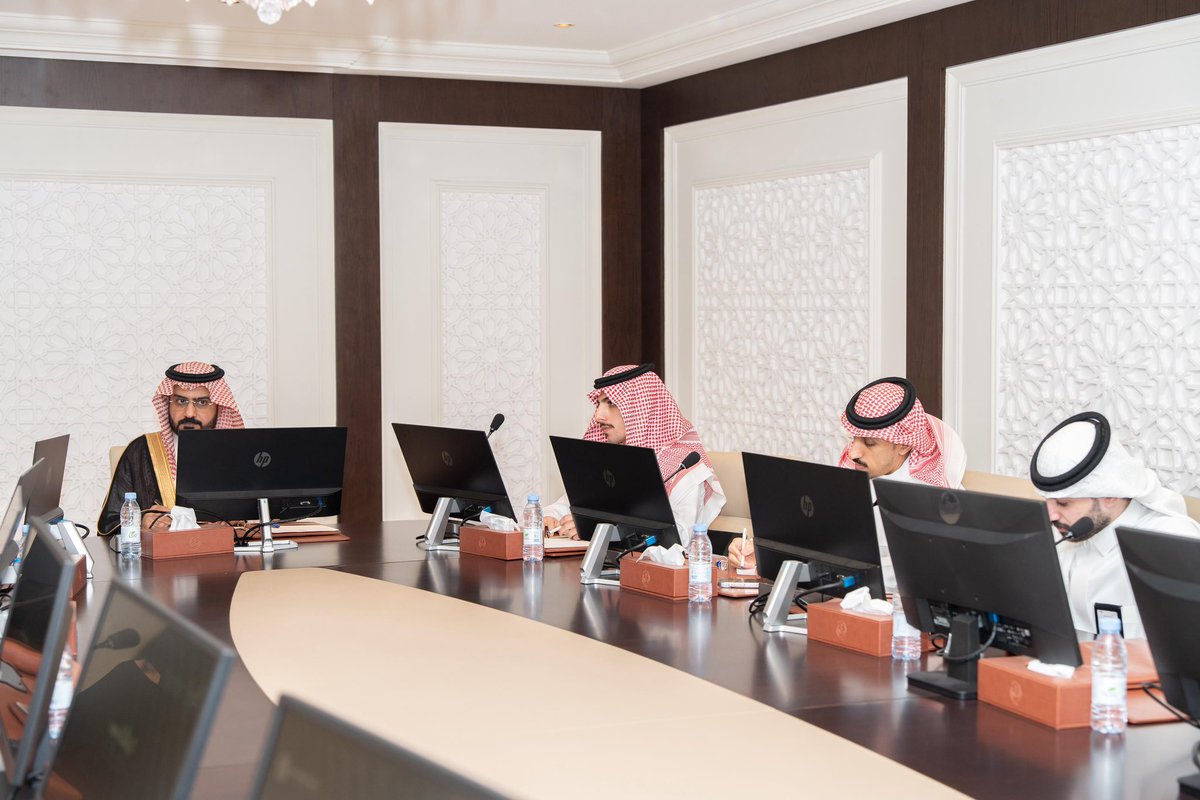 ahmedaljassim00's tweet photo. بدعم واهتمام صاحب السمو الملكي الأمير #سعود_بن_طلال بن بدر محافظ #الأحساء ، للمبادرات الثقافية والتاريخية التي تسهم في تعزيز الهوية الوطنية وتنشيط السياحة المحلية، اطلع سعادة وكيل محافظة الأحساء الأستاذ معاذ بن إبراهيم الجعفري، بمقر المحافظة ، اليوم "الثلاثاء" ، على مبادرة “ركايب”، التي تنظمها جمعية المشي والجري بالأحساء، وذلك قبل إطلاق المبادرة رسميًا.

جاء ذلك خلال استقبال سعادته لرئيس مجلس إدارة الجمعية الأستاذة أماني بنت أحمد العمير، يرافقها مديرة برنامج “ركايب” الأستاذة فيّ بنت عبد العزيز الدوغان والأستاذ عبدالباري المخايطة ، حيث استعرضت الجمعية أهداف المبادرة ومكوناتها الثقافية والمجتمعية، وأهميتها في إبراز التراث الوطني.

وقد أشاد سعادة وكيل المحافظة خلال اللقاء بالمبادرة، مؤكدًا أن هذا النوع من المبادرات يحظى بدعم واهتمام مباشر من صاحب السمو الملكي الأمير سعود بن طلال بن بدر، محافظ الأحساء، لما لها من أثر في تعزيز البُعد الثقافي والتاريخي للمحافظة، وتنمية السياحة المجتمعية، وربط الأجيال بتراثهم وهويتهم الوطنية.

وأوضح الجعفري أن توجيهات سمو محافظ الأحساء الدائمة تؤكد على دعم المبادرات النوعية التي تبرز مكانة الأحساء التاريخية والحضارية، مشيدًا بجهود جمعية المشي والجري في إعداد المبادرة وتطوير فكرتها لتكون نموذجًا يُحتذى في الاستفادة من المواقع التراثية.

وأكد سعادته حرص سمو محافظ الأحساء على تعزيز المبادرات الثقافية والتراثية، والتي تسهم في حفظ هويتنا الوطنية وتنشيط السياحة المحلية ، وتأتي مبادرة ‘ركايب’ متناغمة مع أهداف رؤية المملكة 2030، التي تهدف إلى تنمية القطاع السياحي والثقافي، وتعزيز الانتماء الوطني عبر إحياء التراث والتاريخ ، ونسعد ��دعم مثل هذه المبادرات التي تجسد رؤية سمو محافظ الأحساء في الحفاظ على موروثنا وترسيخ مكانة الأحساء كوجهة سياحية وثقافية متميزة على مستوى المملكة.”

وتستعد الجمعية لإطلاق مبادرة “ركايب” في شهر ديسمبر المقبل، بهدف إحياء المسار التجاري التاريخي للعقير، المعتمد من هيئة التراث السعودي، وتحويله إلى تجربة ثقافية حيّة تمزج بين الأصالة والحداثة، من خلال تنظيم مسير خلوي ع��ى امتداد المسار، إضافة إلى فعاليات تحاكي حركة القوافل القديمة، في أجواء تحاكي نمط الحياة التاريخي للمحافظة.

 وتركز المبادرة على إشراك هواة المشي، والهايكينغ، وركوب الجمال، والفروسية، والقطاعات التجارية والتجار ، والمهتمين بالتراث، لتقديم تجربة مجتمعية رياضية تراثية تعزز الانتماء الوطني، وكذلك التجارة بالمحافظة ، وتسهم في تنشيط السياحة الرياضية والثقافية في محافظة الأحساء

وقدمت الأستاذة أماني العمير، رئيسة مجلس إدارة الجمعية، والأستاذة فيّ بنت عبد العزيز الدوغان، مديرة برنامج “ركايب”، شكرهما وتقديرهما لسعادة وكيل المحافظة على اهتمامه ودعمه المستمر لمبادرات الجمعية وأعمالها، مؤكدتين حرص الجمعية على المضي قدمًا في تنفيذ المبادرة بما يخدم تراث الأحساء ويعزز السياحة المجتمعية والثقافية في المحافظة.

وأكدتا أن “ركايب” ستكون منصة متميزة تجمع بين التراث والرياضة والثقافة، وستفتح آفاقًا جديدة لتفاعل المجتمع المحلي والزائرين مع تاريخ المحافظة وأصالتها.