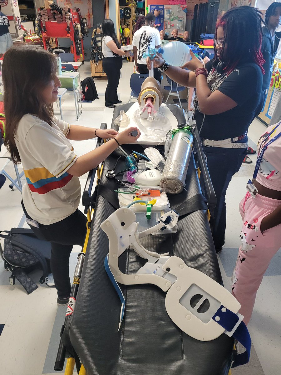 BrowardCTE's tweet photo. ๐ Fort Lauderdale H.S. EMT students are mastering advanced airway techniques โ building life-saving skills & preparing to serve our community. ๐ช๐ #FutureFirstResponders #CTACE #FortLauderdale https://t.co/sMsYtx9rJF