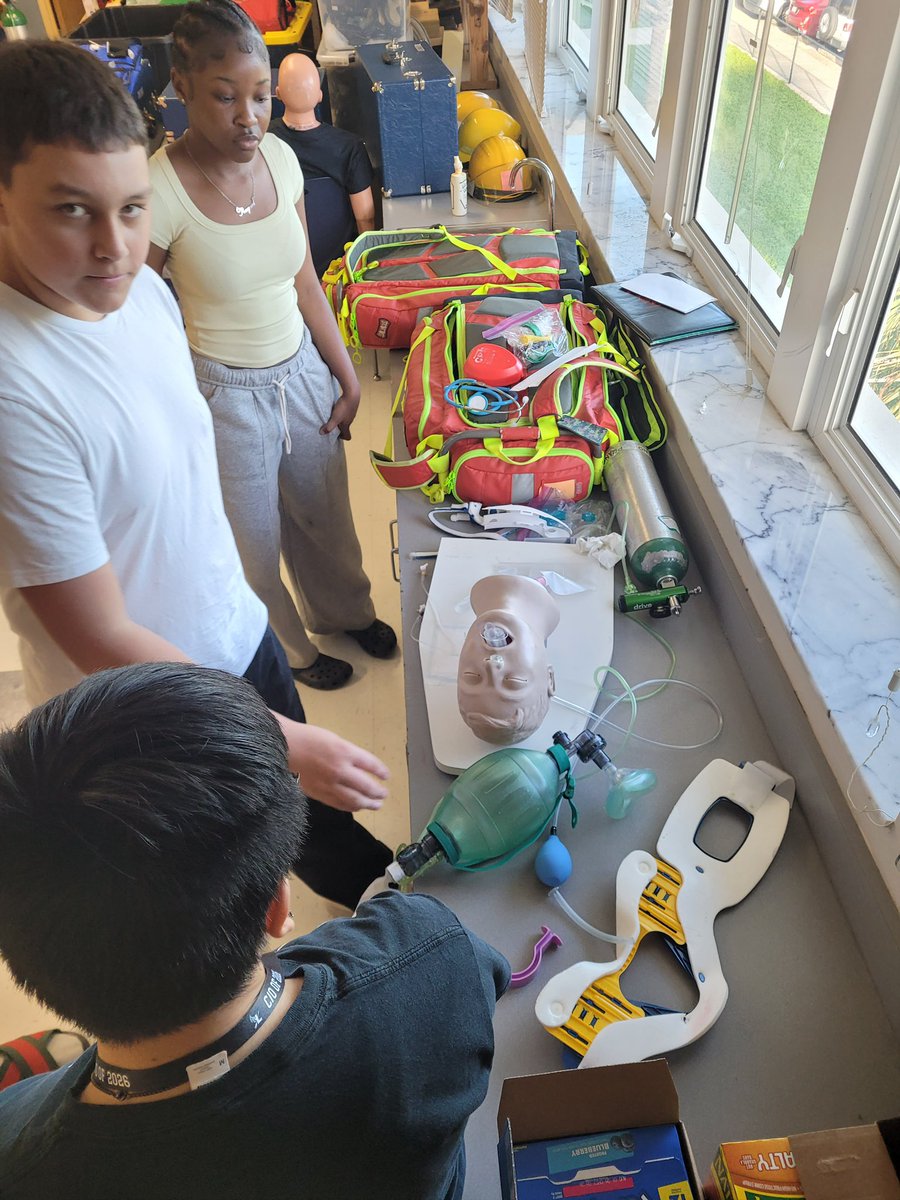 BrowardCTE's tweet photo. ๐ Fort Lauderdale H.S. EMT students are mastering advanced airway techniques โ building life-saving skills & preparing to serve our community. ๐ช๐ #FutureFirstResponders #CTACE #FortLauderdale https://t.co/sMsYtx9rJF