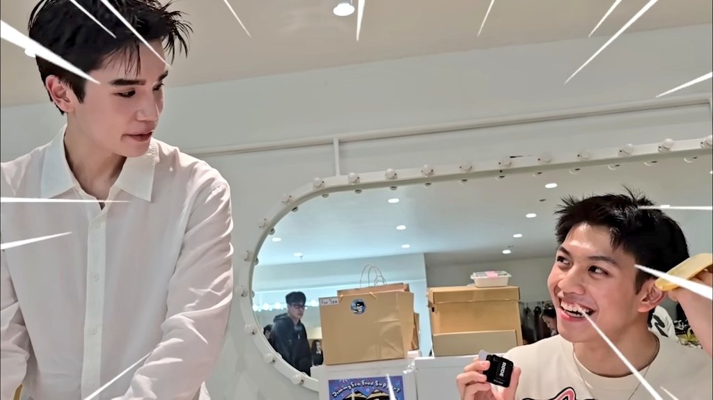 ý là mắc cười, nhỏ em mới gặp anh Jim thấy ảnh nghiêm cái sợ ngang, nhìn cái khoảng cách với anh Jim với các ac khác là hiểu, ơi rén thiệt khong giỡn á, nhmà thật ra ảnh hong có đáng sợ đâu em ơi đừng có gãi đầu :)) nói nói xíu ảnh ứng biến cho em coi 🤡
