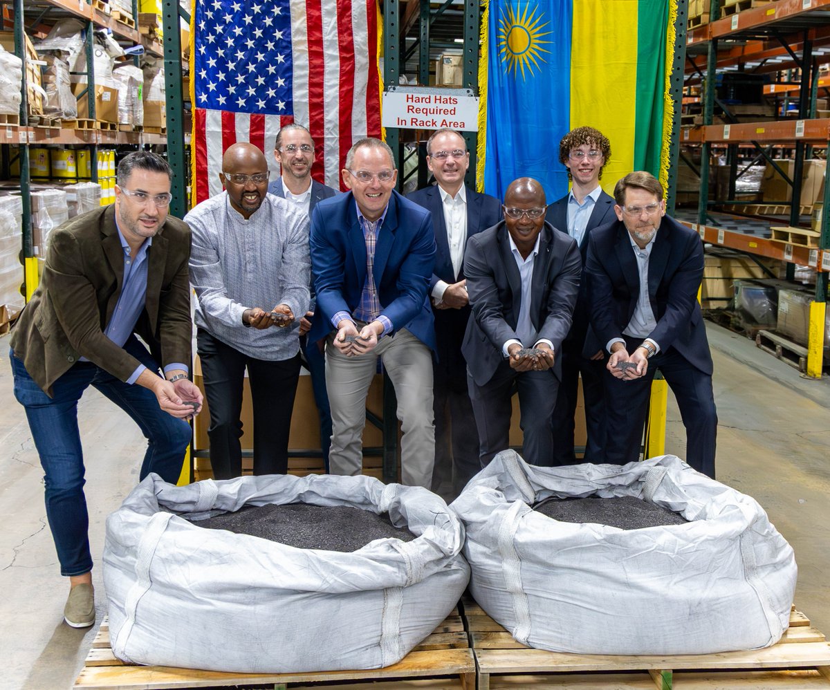 Ku nshuro ya mbere, tungsten y’u Rwanda yageze muri Leta Zunze Ubumwe za Amerika, umunsi w’amateka mu bufatanye mu by'ubukungu hagati ya Amerika n’u Rwanda. Ibi bizoroshya iboneka ry’amabuye y’agaciro, binatange akazi mu bihugu byombi. #America250 #InnovatingTogether