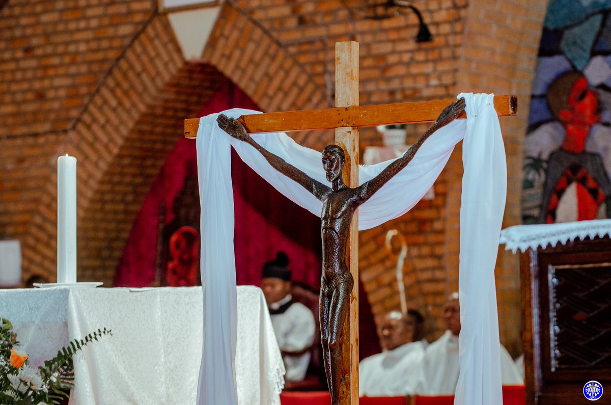 #laCroix, signe de foi, d’espérance et d’amour. Elle nous rappelle le don total du #Christ pour l’humanité.  

𝗖𝗵𝗿𝗶𝘀𝘁-𝗦𝗮𝘂𝘃𝗲𝘂𝗿, 𝘀𝗼𝗶𝘀 𝗻𝗼𝘁𝗿𝗲 𝗳𝗼𝗿𝗰𝗲 💪🛐 !

📷 O.M.I Congo &amp; Paroisse Christ-Sauveur.