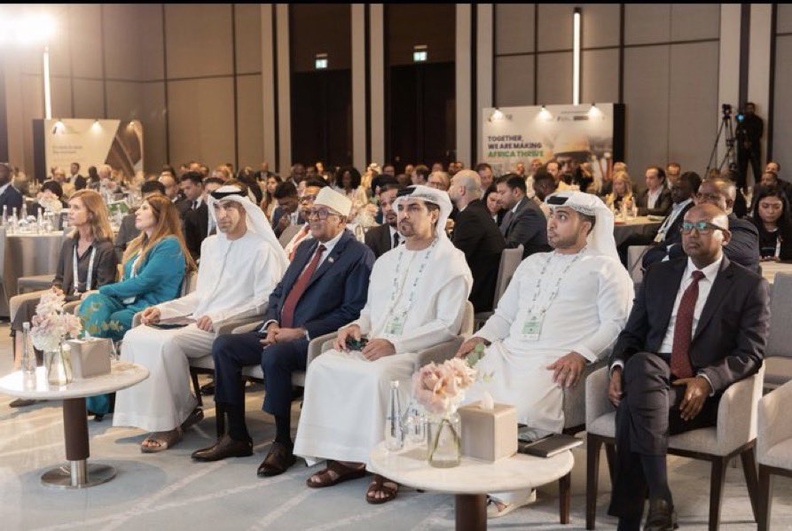 Maydhalaalis's tweet image. President @Abdirahmanirro made a strong pitch at the AfricaDebate UAE 🇦🇪 conference, declaring Somaliland open for business!
Alongside DP World Group Chairman and CEO Sultan @ssulayem the President of the Republic of Somaliland circulated a Somaliland investment guide as well…