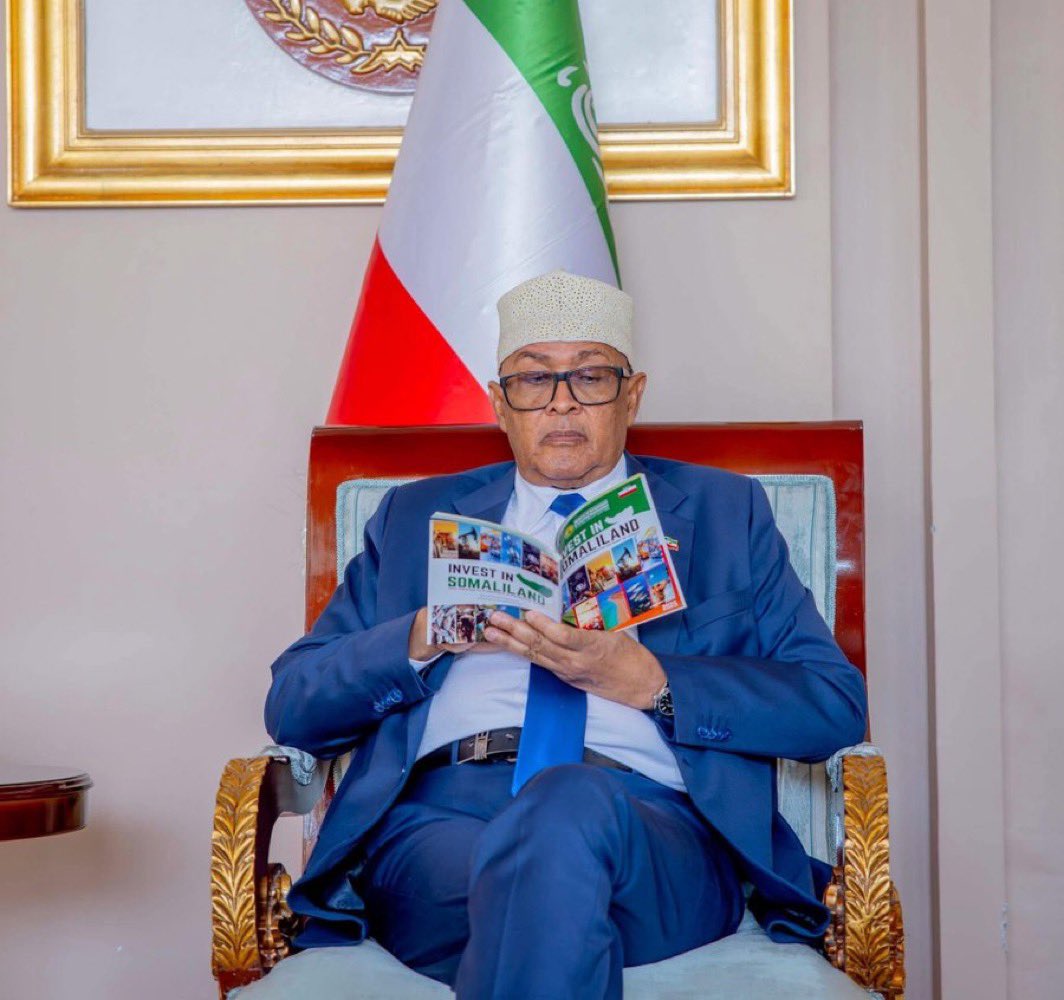 Maydhalaalis's tweet image. President @Abdirahmanirro made a strong pitch at the AfricaDebate UAE 🇦🇪 conference, declaring Somaliland open for business!
Alongside DP World Group Chairman and CEO Sultan @ssulayem the President of the Republic of Somaliland circulated a Somaliland investment guide as well…