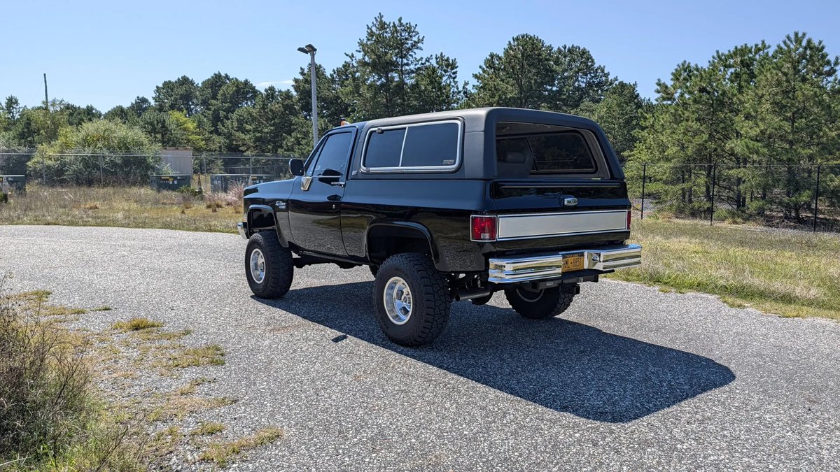 HemmingsNews's tweet photo. Stunning from every angle—this 1990 Chevy K5 Silverado Blazer has just 55K miles, fresh black paint, lift, new wheels &amp; tires, and a long list of upgrades.

Available Now https://t.co/snlHOuyOvC

#Hemmings #HemmingsFinds #ChevyK5 #K5Blazer #ChevroletTrucks #Classic4x4 https://t.co/ycBw8No8Xr