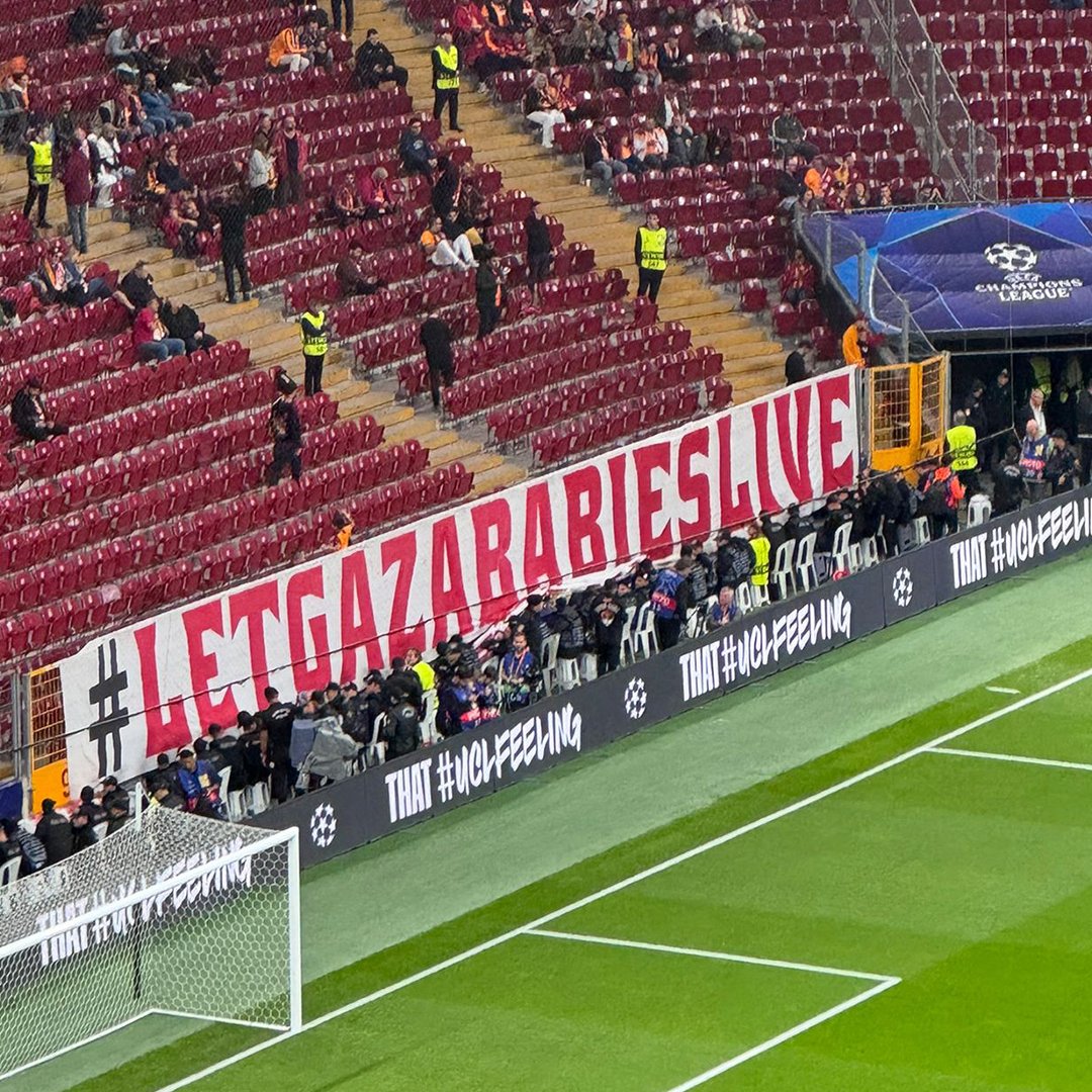 Galatasaray taraftarları, Liverpool maçı öncesi Filistin'e destek pankartı açtı.

"Gazze'deki bebekler yaşasın."