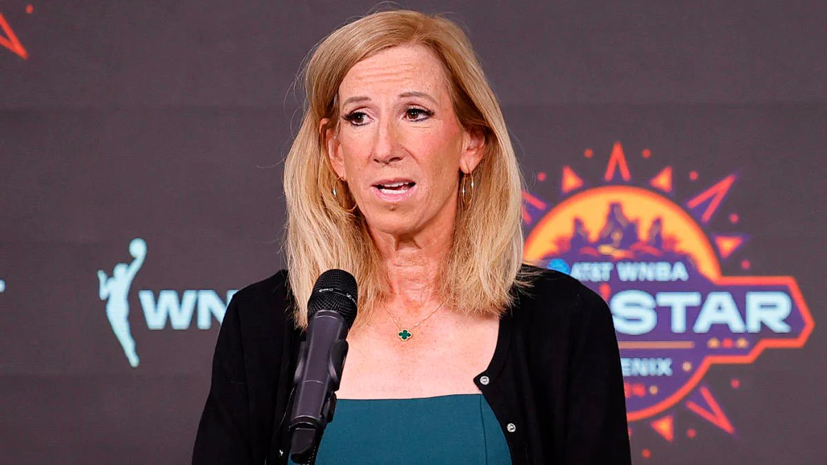 LynxLead's tweet photo. Napheesa Collier on what Cathy Engelbert has said to her: 

"Only losers complain about the refs" 

"Caitlin [Clark] should be grateful she makes $16M off the court, cause without the platform the WNBA gives her she wouldn't make anything" https://t.co/dYOt5mXoav