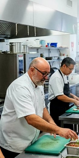 moreiramanuelj's tweet image. Un gran chef de la cocina francesa es más que un experto en técnica: es un líder apasionado, creativo y organizado.Enseña con paciencia, transmite su amor por la gastronomía y sabe inspirar a sus alumnos para que alcancen la excelencia culinaria #CocinaFrancesa #Chef #Gastronomía
