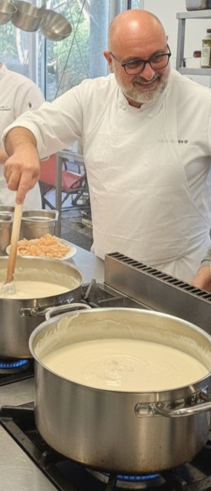moreiramanuelj's tweet image. Un gran chef de la cocina francesa es más que un experto en técnica: es un líder apasionado, creativo y organizado.Enseña con paciencia, transmite su amor por la gastronomía y sabe inspirar a sus alumnos para que alcancen la excelencia culinaria #CocinaFrancesa #Chef #Gastronomía