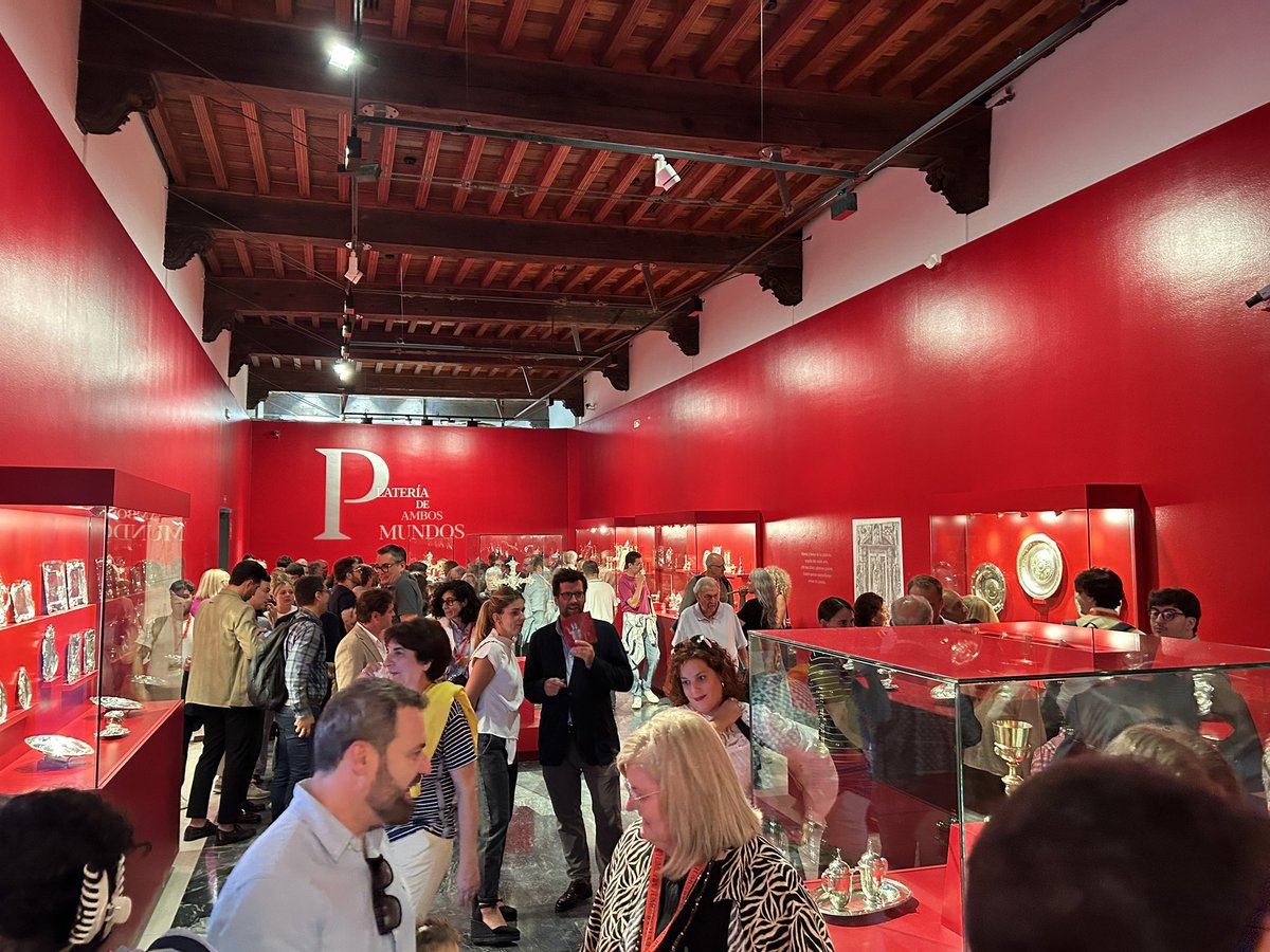 ✨ Se presenta la exposición “Platería de ambos mundos” en el marco del XXV Congreso del Comité Español de Historia del Arte 🏺🌎
#CEHA25
<a href="/UMU/">Universidad Murcia</a>