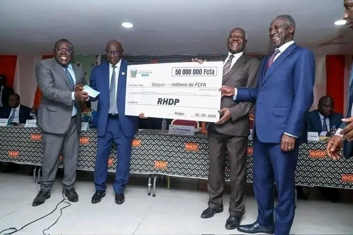 HANN 🇨🇮 
🔴 Les députés RHDP offrent 133 millions à ALASSANE OUATTARA pour sa campagne. 

Pourtant ce sont les mêmes qui ont voté pour que les IVOIRIENS paient 5000 f pour la CARTE NATIONALE D'IDENTITÉ refusant aux PAUVRES la SUBVENTION pour cette pièce d'identité comme GBAGBO