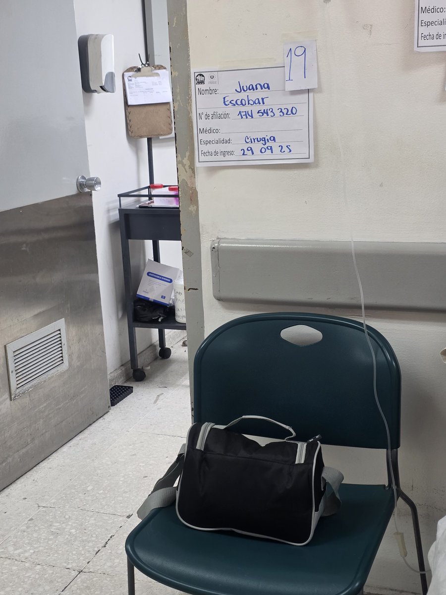 skivel21's tweet photo. Es justo tener a una señora  mayor de edad sentada desde las 7 de la noche del dia anterior hasta las 11.30 de este dia , sin poder ofrecerle una camilla o al menos un ingreso digno que es lo que pasa? @isss_gob_sv https://t.co/TMX85LnNNI