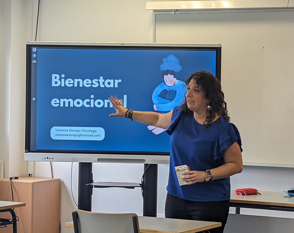 Los docentes del @iesaranguresav disfrutan mientras aprenden sobre bienestar emocional con Vanesa Ramajo Díez dentro de su seminario de Educación Responsable. <a href="/CFIE_Avila/">CFIE_Avila</a>  <a href="/educacyl/">Educación JCyL</a> #formacionCyL