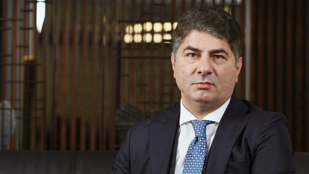 Murat Aşık:

Hakan Safi'ye baktığımda geleceğin başkan adayını görüyorum. Bugün bu paraları veren başkan olunca daha fazlasını verir. Bir Fenerbahçe'li olarak kendisine müteşekkirim.