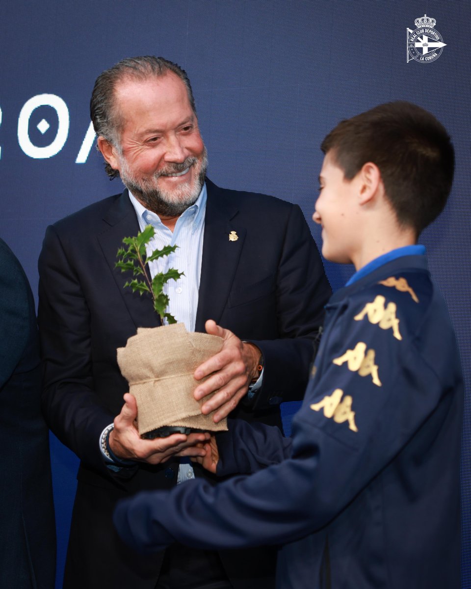 RCDeportivo's tweet photo. 🪴💙 Coidaremos do que plantamos hoxe.

🌱 Verémolo crecer. 

🔜 Asistiremos xuntos ao nacemento do futuro.

#OndeNaceOFuturo https://t.co/EUDzxCL9kN