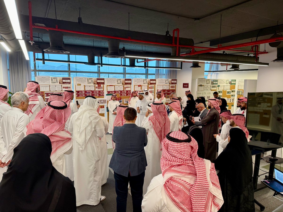 تخيل جهة حكومية بالموسم كل الموظفين يتبعون لمدير إدارة بدلًا من الرئيس التنفيذي!

المبنى من برى يُشعرك بسكينة مكة، لكن مجرد تدخل تشوف العكس تمامًا، مملكة نحل الكل فيها مشغول. أهداف أسبوعية معلقة بالجدران، واجتماعات مفتوحة Stand-up Meeting مع الرئيس التنفيذي بدون بروتوكولات، والجو